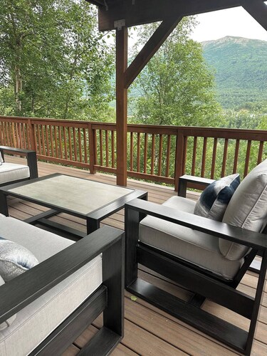 Spacious Private Home w/ Mountain Views, 7 P Hot Tub, Lg Patios, 4Bed, Sleeps 12