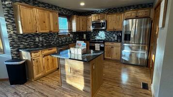 Kjøleskap, mikrobølgeovn, ovn og kokeplater