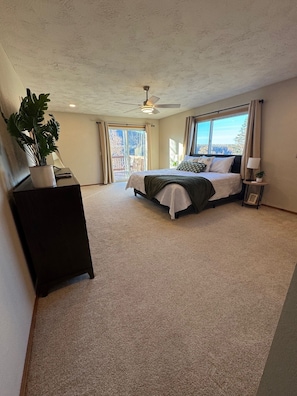 4 bedrooms, travel crib, free WiFi, bed sheets - Spacious Private Home w/ Mountain Views, 7 P Hot Tub, Lg Patios, 4Bed, Sleeps 12 (Anchorage)