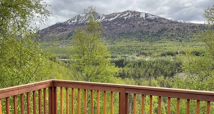 Spacious Private Home w/ Mountain Views, 7 P Hot Tub, Lg Patios, 4Bed, Sleeps 12