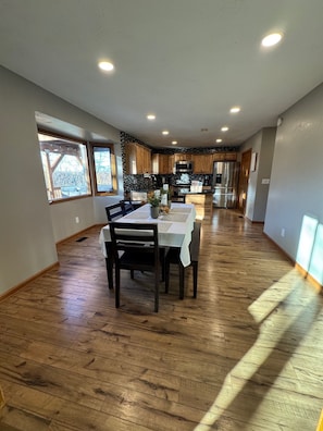 Dining - Spacious Private Home w/ Mountain Views, 7 P Hot Tub, Lg Patios, 4Bed, Sleeps 12 (Anchorage)
