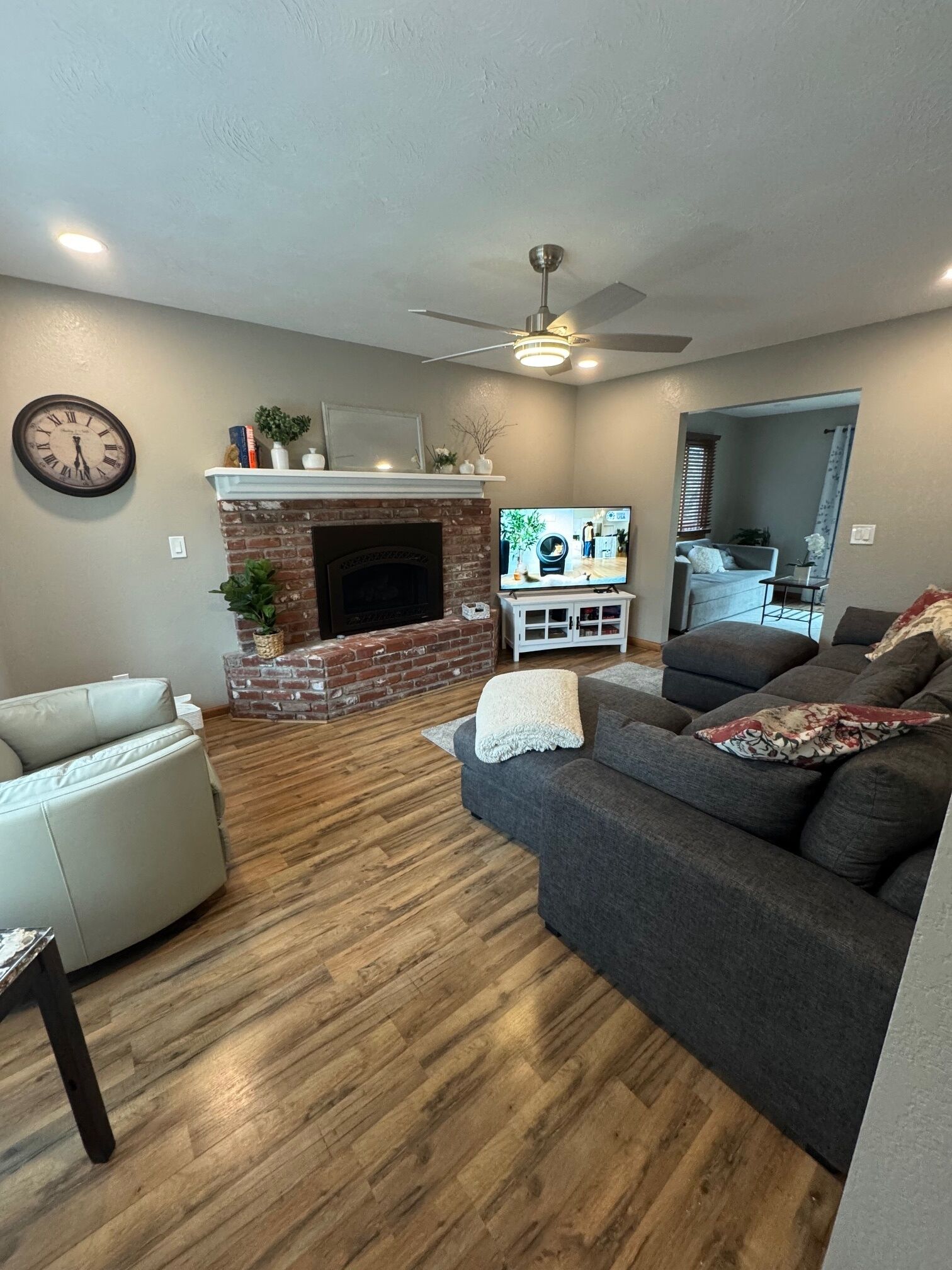 Älytelevisio, takka, kirjoja