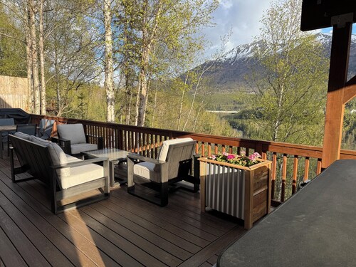 Spacious Private Home w/ Mountain Views, 7 P Hot Tub, Lg Patios, 4Bed, Sleeps 12
