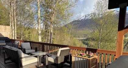 Spacious Private Home w/ Mountain Views, 7 P Hot Tub, Lg Patios, 4Bed, Sleeps 12