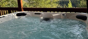 Spacious Private Home w/ Mountain Views, 7 P Hot Tub, Lg Patios, 4Bed, Sleeps 12