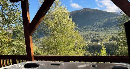 Mountain View Escape, Hot Tub, Lg Patios, 4 Bedrooms, 2+ Baths, Cozy FP