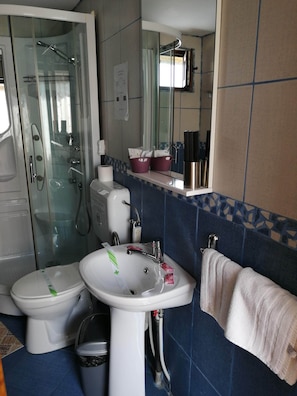Suite Confort | Baño | Ducha, artículos de higiene personal gratuitos y secador de pelo
