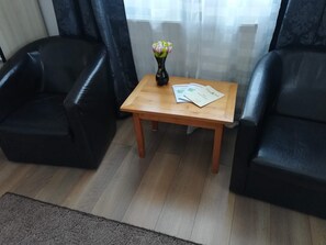 Habitación Confort con 2 camas individuales | Minibar, decoración individual, mobiliario individual y cortinas opacas