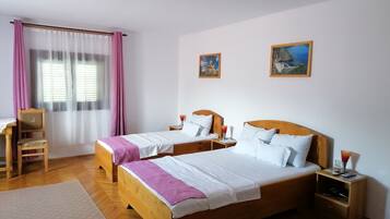 Comfort Suite | Minibar, individually decorated, individually furnished, blackout drapes