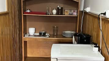 Comfort suite | Privékitchenette | Een minikoelkast, een microgolfoven, een oven, een kookplaat