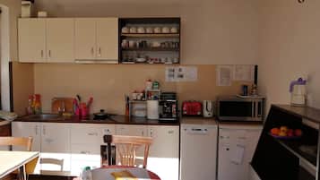 Comfort Double Room | Private kitchen | Fridge, microwave