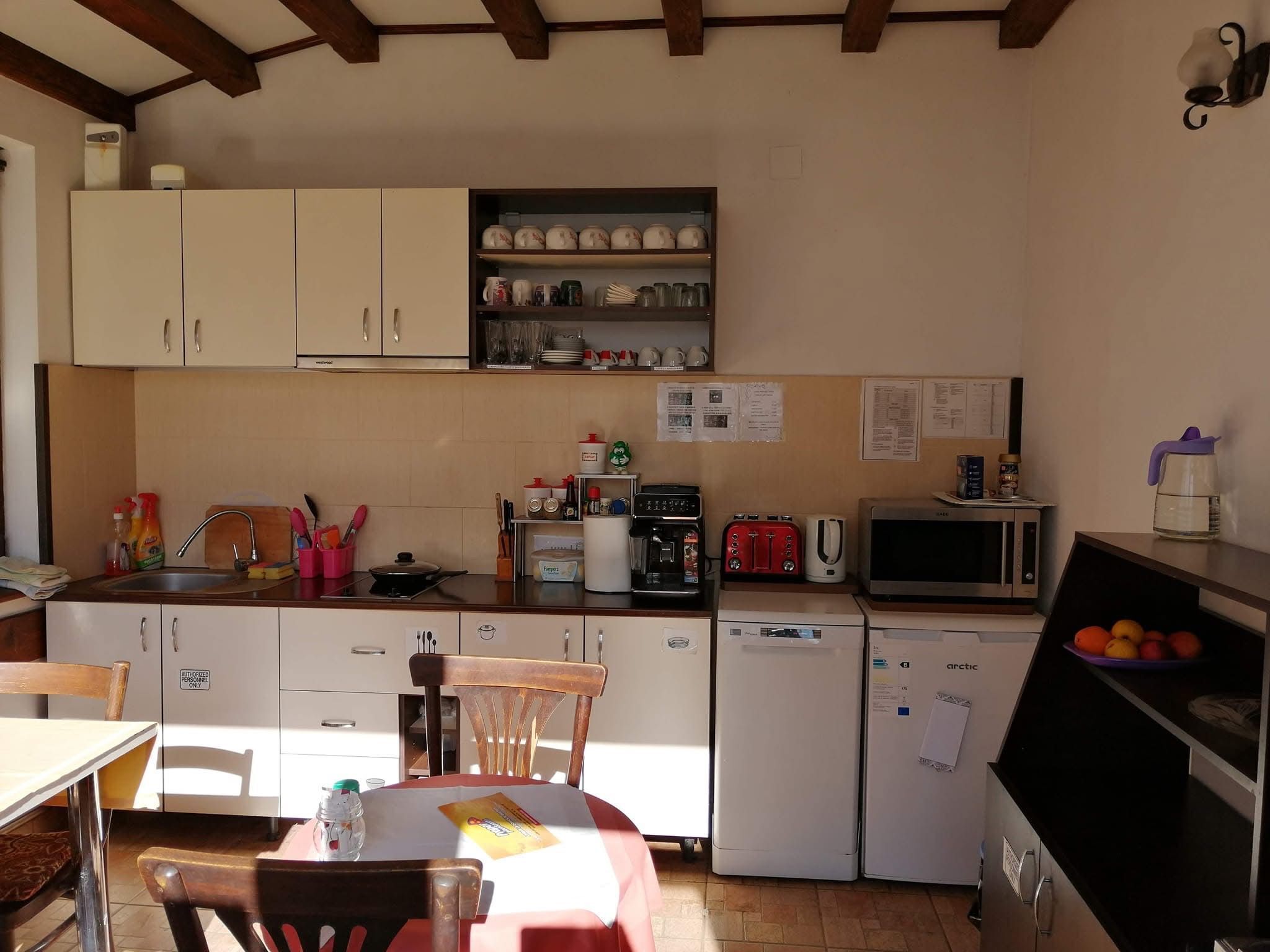 Mini-fridge, microwave, oven, stovetop