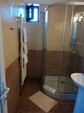 Shower, free toiletries, hair dryer, slippers - Pensiunea Ioana (Curtea De Arges)