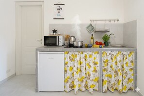 Réfrigérateur, four à micro-ondes, surface de cuisson, grille-pain