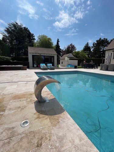 Villa swimming pool sauna jaccuzzi 20 mns from Paris (porte Maillot)