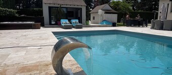 Villa swimming pool sauna jaccuzzi 20 mns from Paris (porte Maillot)