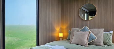 1 bedroom, bed sheets