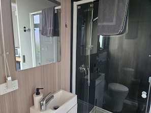 Shower, hair dryer, towels - Bec's Place by Tiny Away (Fosterville)