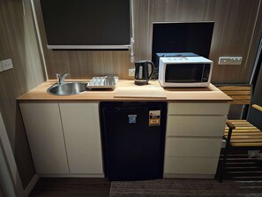 Réfrigérateur, four à micro-ondes, surface de cuisson, grille-pain