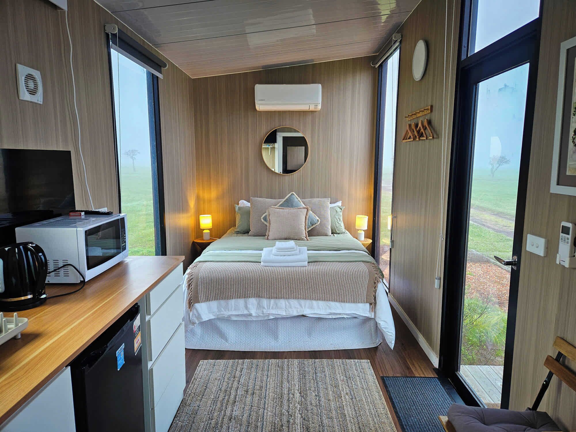 1 bedroom, bed sheets