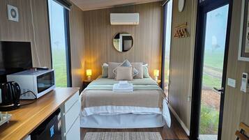 1 bedroom, bed sheets