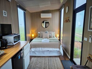 1 bedroom, bed sheets - Bec's Place by Tiny Away (Fosterville)