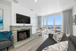 TV - Oceanview Retreat With Rooftop Deck (Aptos)