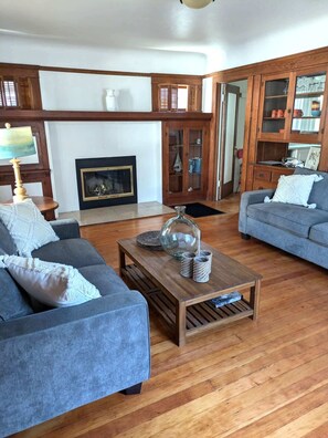 TV - Capitola Village Craftsman Cottage- 4 min to beach (Capitola)