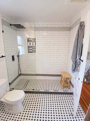 Shower, hair dryer, towels - Capitola Village Craftsman Cottage- 4 min to beach (Capitola)