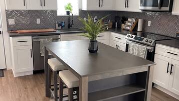 Een koelkast, een microgolfoven, een oven, een kookplaat