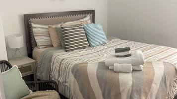 2 soverom, skrivebord, strykejern/-brett og wi-fi (inkludert)