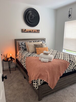 2 quartos, escrivaninha, ferros/tábuas de passar roupa