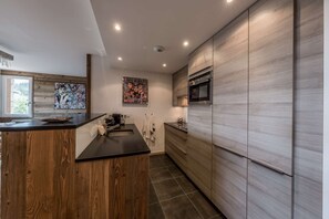 Fridge, cookware/dishes/utensils