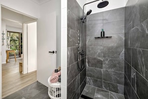 Douche, sĂšche-cheveux, serviettes fournies, savon