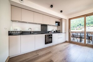 Kühlschrank, Mikrowelle, Ofen, Geschirrspüler
