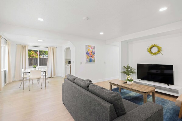 Ferienhaus (2 Bedrooms) | Wohnbereich | 43-Zoll-Flachbildfernseher mit Kabelempfang