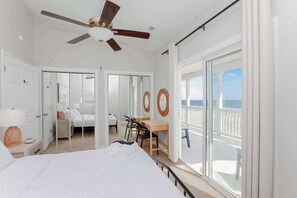 3 soverom, skrivebord, strykejern/-brett og reiseseng for barn