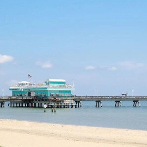 On the beach - Sojourn The Lighthouse  Beach Front Resort Villa (Norfolk)