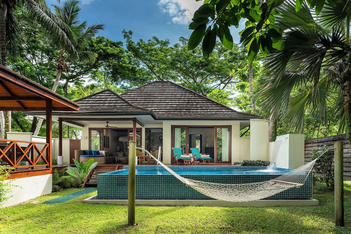 Jungle Sanctuary Pool Villa | Sengetøy av topp kvalitet, minibar og safe på rommet