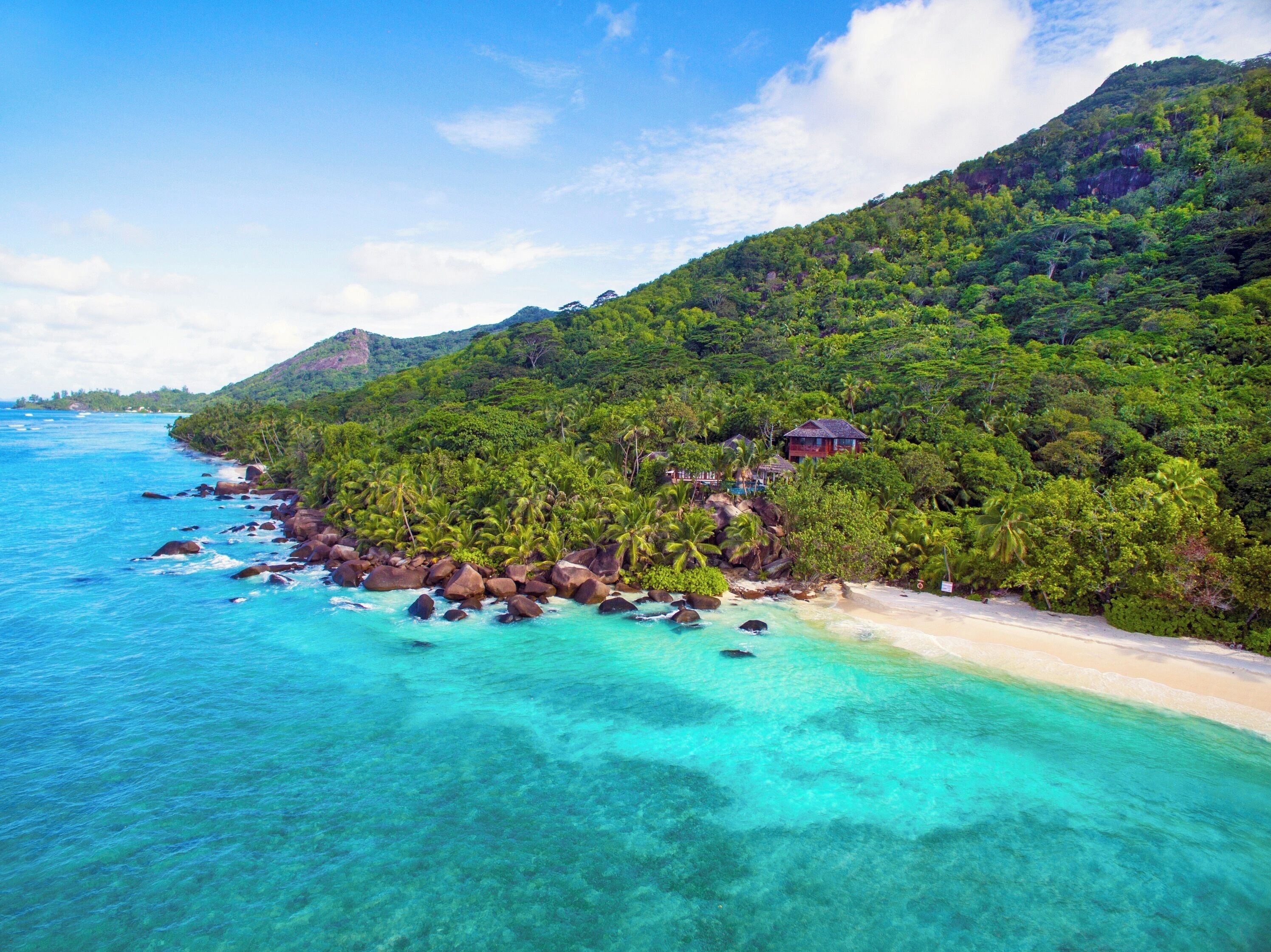 高档床上用品、迷你吧、客房内保险箱、特色家居