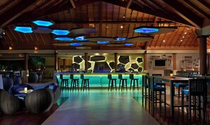 6 restaurants; breakfast, lunch, and dinner served