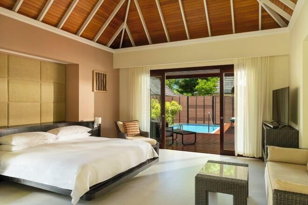Premium bedding, minibar, in-room safe, desk
