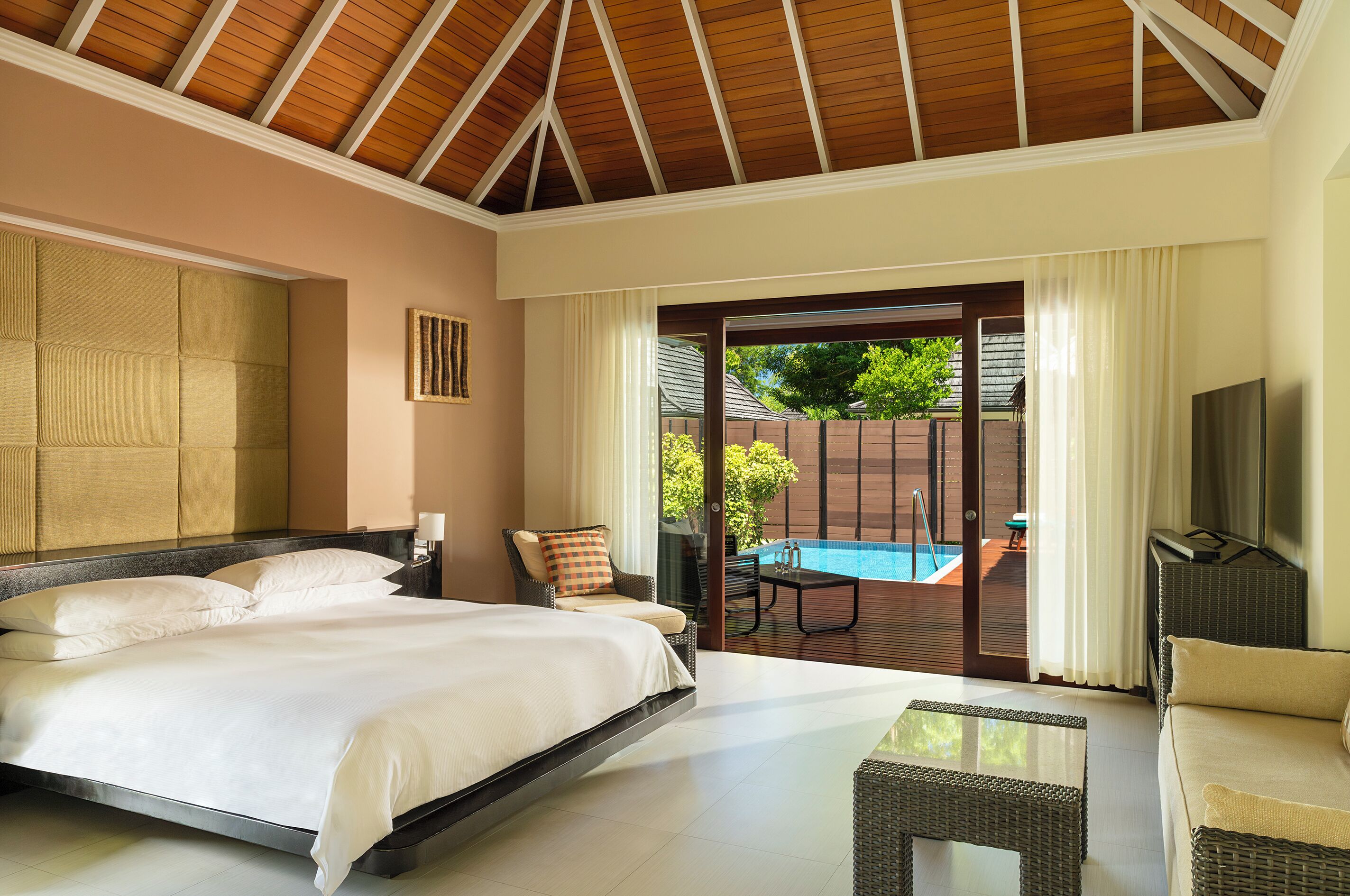 Garden Oasis Pool Villa | Sengetøy av topp kvalitet, minibar og safe på rommet