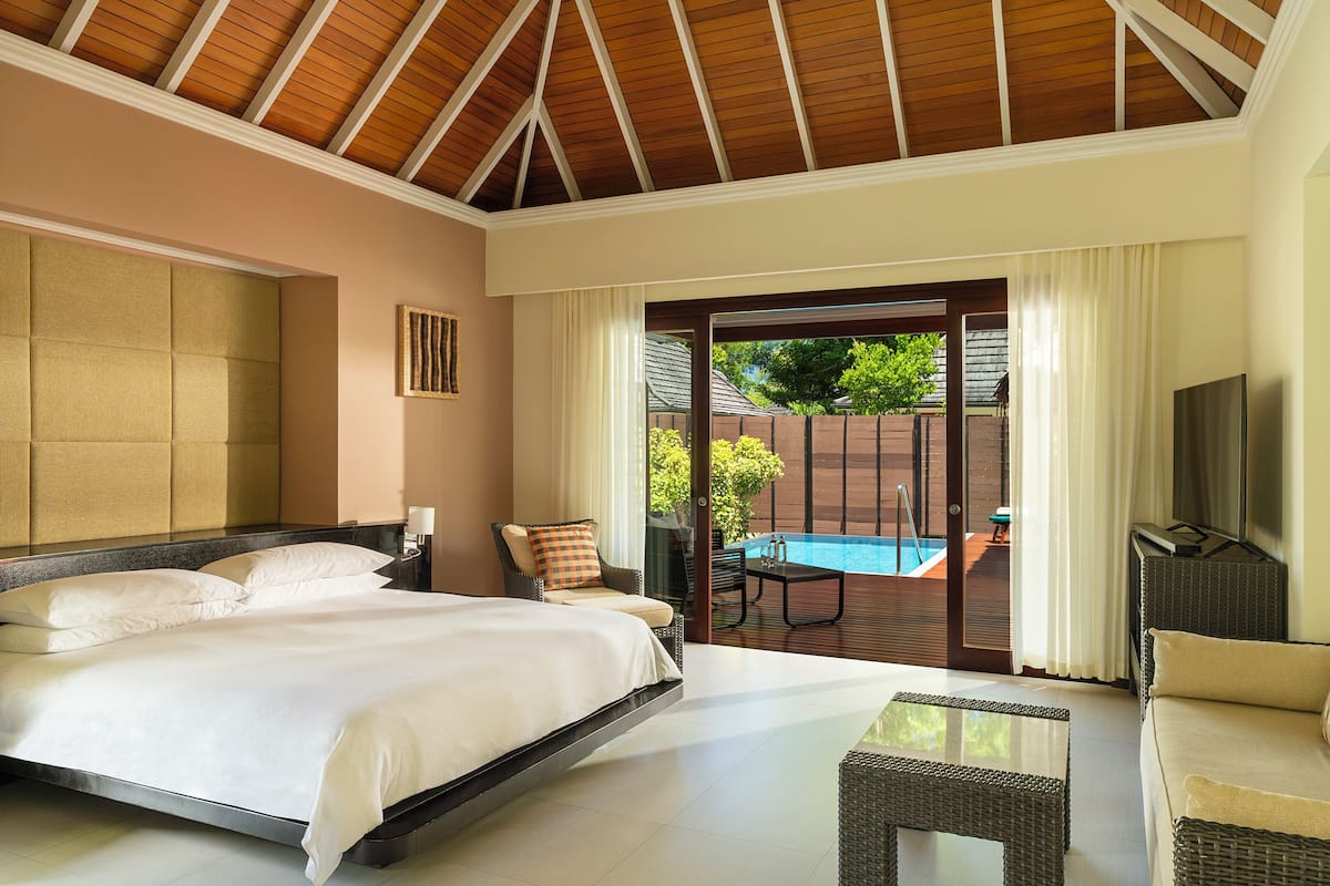 Garden Oasis Pool Villa | Sengetøy av topp kvalitet, minibar og safe på rommet
