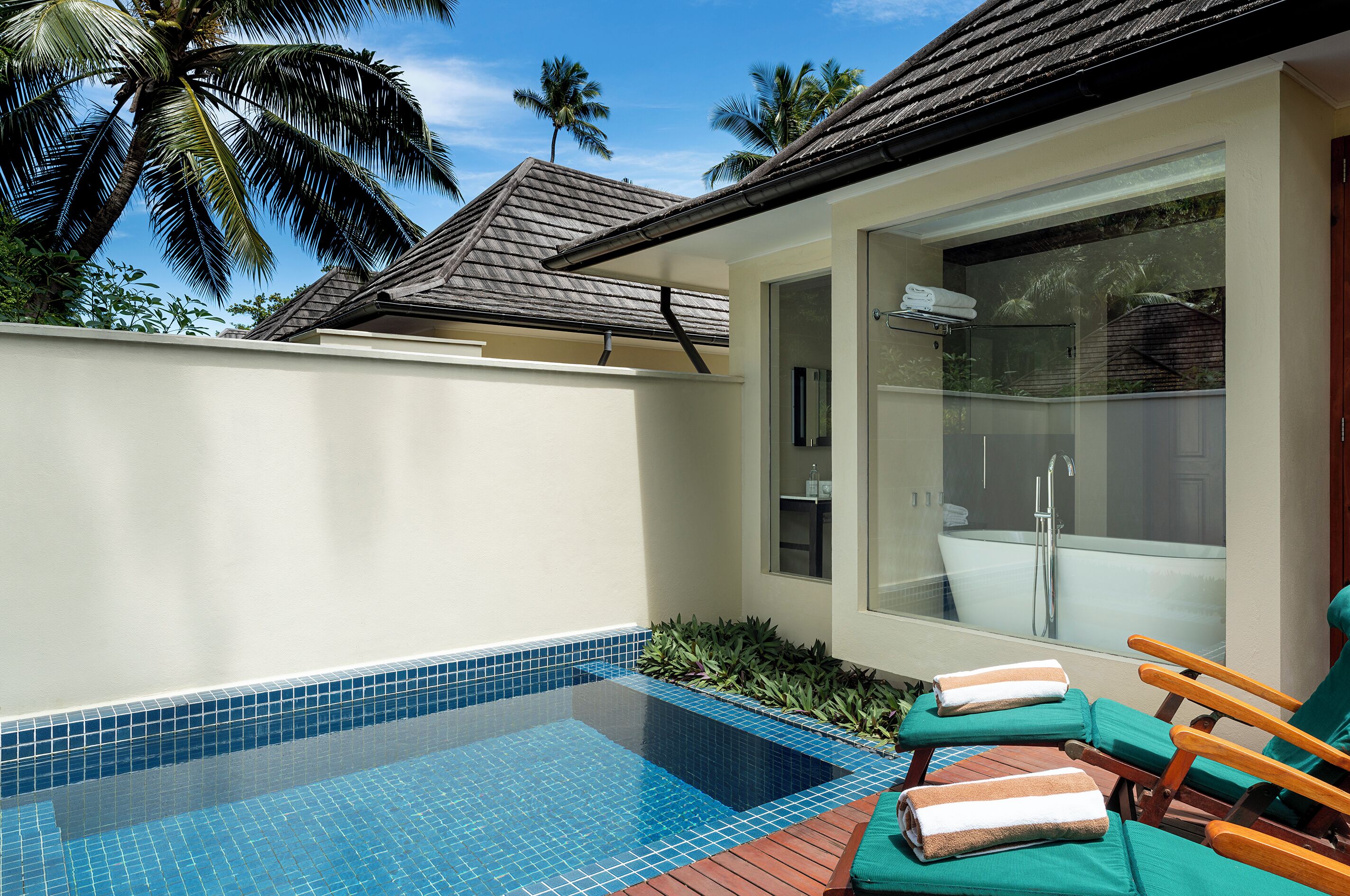 Beach Villa with Garden Plunge Pool | Sengetøy av topp kvalitet, minibar og safe på rommet