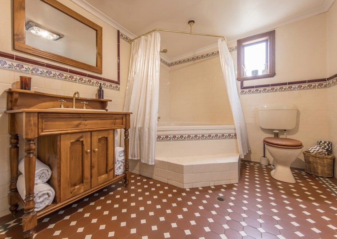 Douche, baignoire à jets, sèche-cheveux