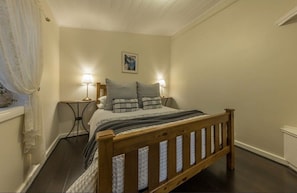 2 bedrooms, iron/ironing board, Internet, bed sheets
