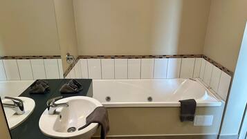 Studiosuite – standard | Bad | Hårføner, håndklær, såpe og sjampo