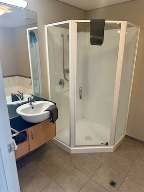 Estudio Deluxe | Baño | Secadora de cabello, toallas, jabón, shampoo 