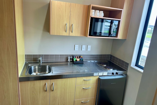 迷你雪櫃、微波爐、爐具、廚房用具/餐具/器皿